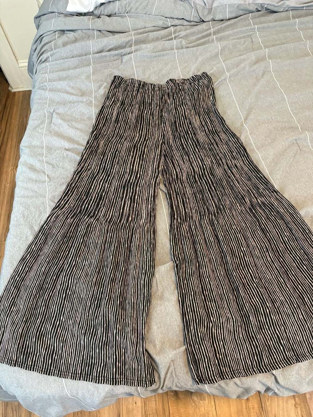 Damee Pleated Palazzo Pants Size S Black White Striped Wide Leg